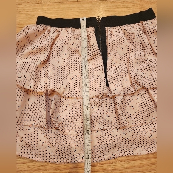 Rachael & Chloe salmon pink with abstract design ruffled mini skirt size medium - Picture 8 of 9